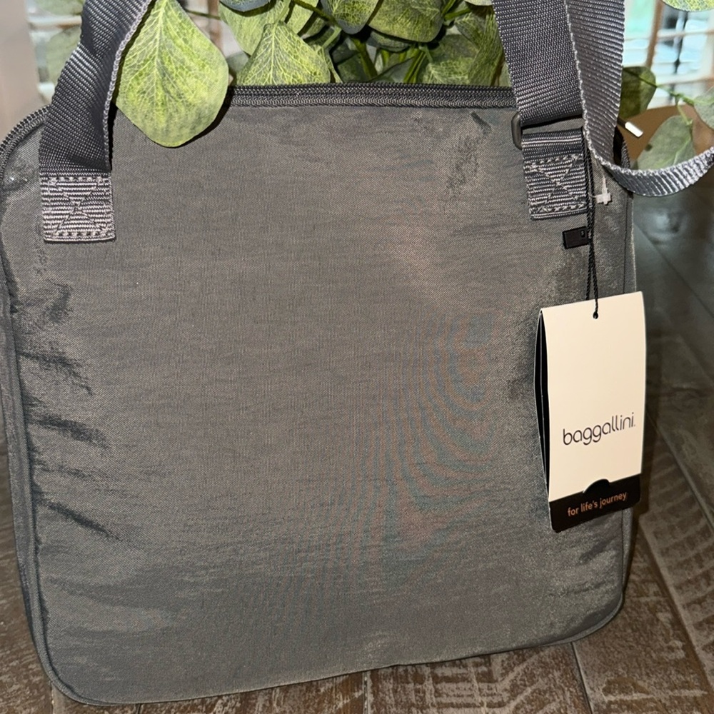 NWT, Baggallini, crossbody canyon bag . - Picture 3 of 6
